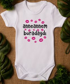 Anneannem Buradaydı Yazılı Öpücük Baskılı Kısa Kollu Bebek Body 5123
