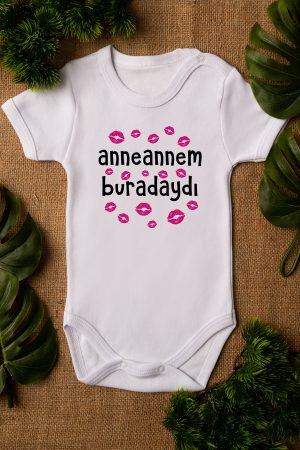 Anneannem Buradaydı Yazılı Öpücük Baskılı Kısa Kollu Bebek Body 5123