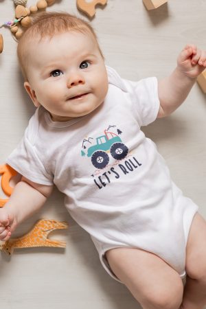 Let's Roll Araba Baskılı Kısa Kollu Beyaz Bebek Body Badi Çıtçıtlı Zıbın 5371