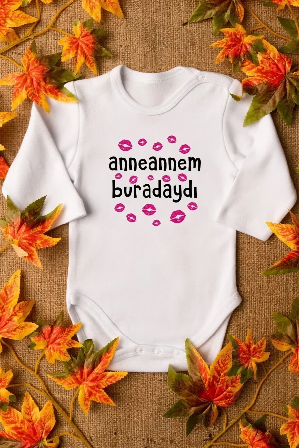 Anneannem Buradaydı Yazılı Öpücük Baskılı Uzun Kollu Bebek Body 5123-U