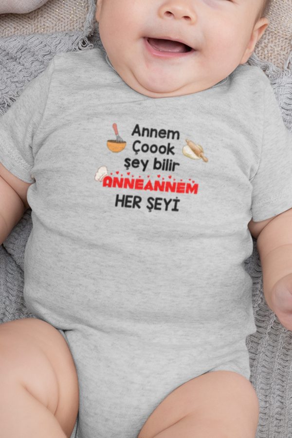 Anneannem Her Şeyi Bilir Baskılı Kısa Kollu Gri Bebek Body Badi Zıbın 5236-G