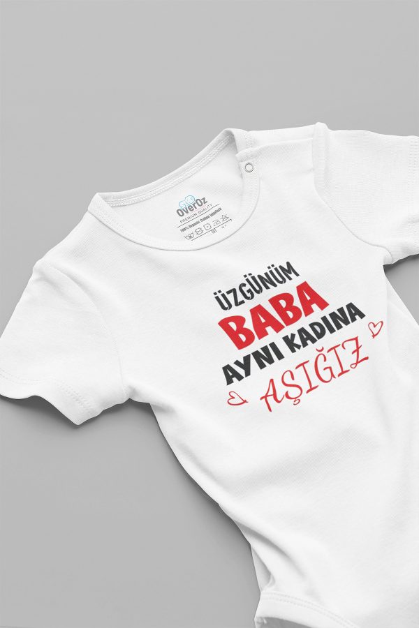 Üzgünüm Baba Aynı Kadına Aşığız Kısa Kollu Çıtçıtlı Bebek Body Badi Zıbın 5612