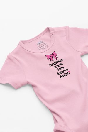 Üzgünüm Anne Aynı Adama Aşığız Yazılı Bebek Body 5051-P