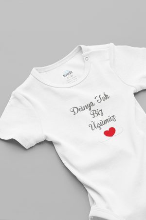 Dünya Tek Biz Üçümüz Yazılı Bebek Zıbın