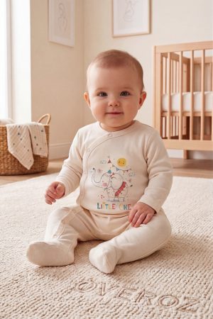 Bir Küçük Yazılı Baskılı Patikli Bebek Tulumu