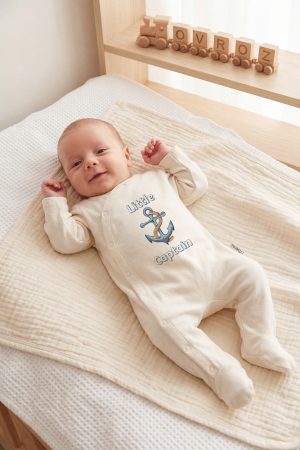 Küçük Kaptan Yazılı Baskılı Patikli Bebek Tulumu