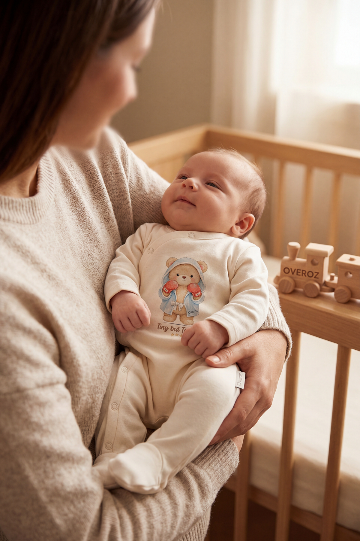 Minik Ama Zorlu Yazılı Baskılı Patikli Bebek Tulumu